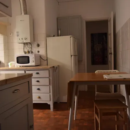 בית אירוח Young *